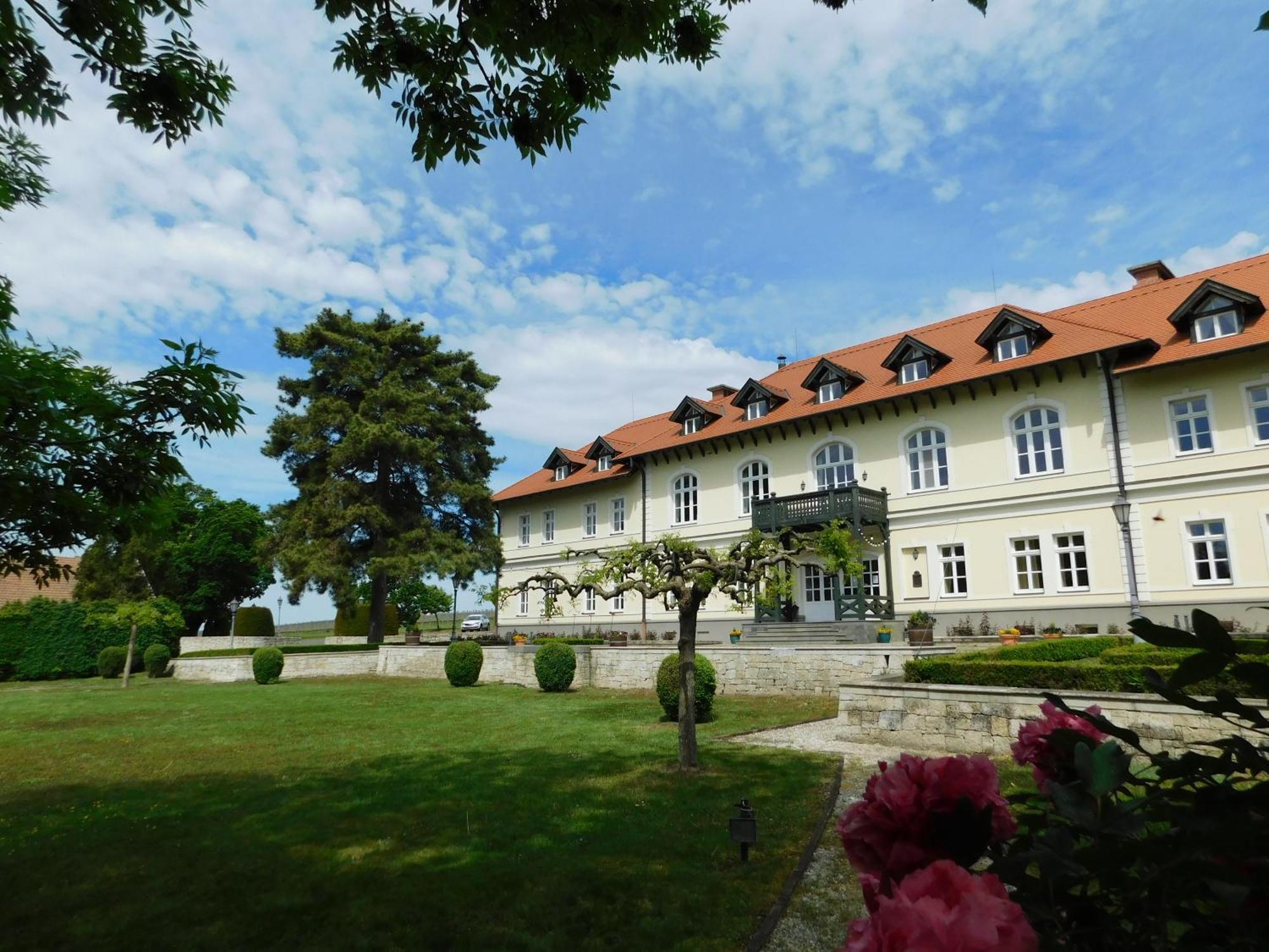 Castle Hotel Grof Degenfeld Tarcal Buitenkant foto