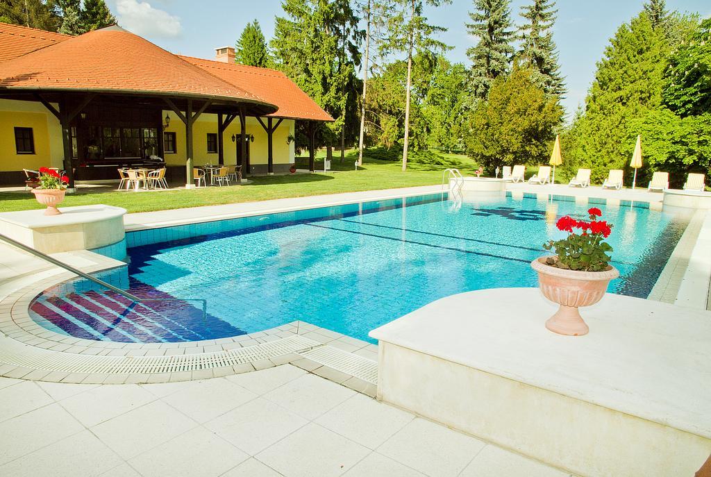 Castle Hotel Grof Degenfeld Tarcal Buitenkant foto